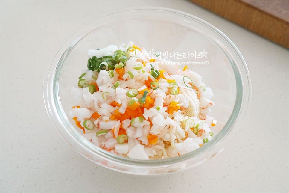 넉넉한 크기의 볼에 잘게 다진 팽이버섯과 채소를 넣어줍니다. 계란 3개, 소금과 후추 약간 참치액 1/2 작은 술, 부침가루 1 큰 술을 넣어줍니다. 달걀은 크기에 따라 2~3개 정도로 농도를 맞추어주세요. 반죽이 질지 않도록 부침가루를 더해주었습니다. 반죽이 질면 동그랗게 모양내기 어려우니 섞으면서 조절해 주셔도 됩니다. 밀가루나 튀김가루로 대체 가능해요. 날가루가 보이지 않게 반죽을 섞어줍니다. 달걀과 부침가루로 질척이지 않게 반죽해 주세요.