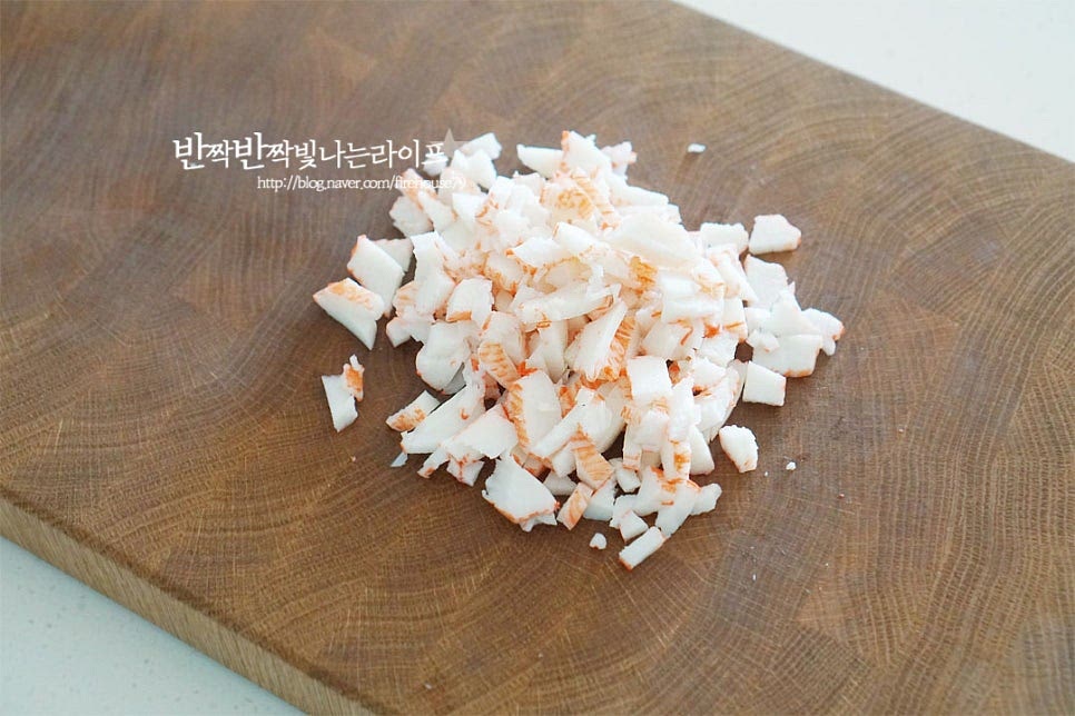 크래미와 자투리 채소를 준비했습니다. 크래미는 비닐을 벗긴 뒤 잘게 썰어줍니다. 결대로 찢어지기 때문에 잘게 썰면 자연스럽게 풀어져요. 양파는 대파와 잘게 다져썰고 파프리카는 꼭지와 심지를 제거한 뒤 잘게 썰어줍니다. 그 외 당근, 부추, 쪽파 등 자투리 채소를 준비해 활용하면 좋습니다.