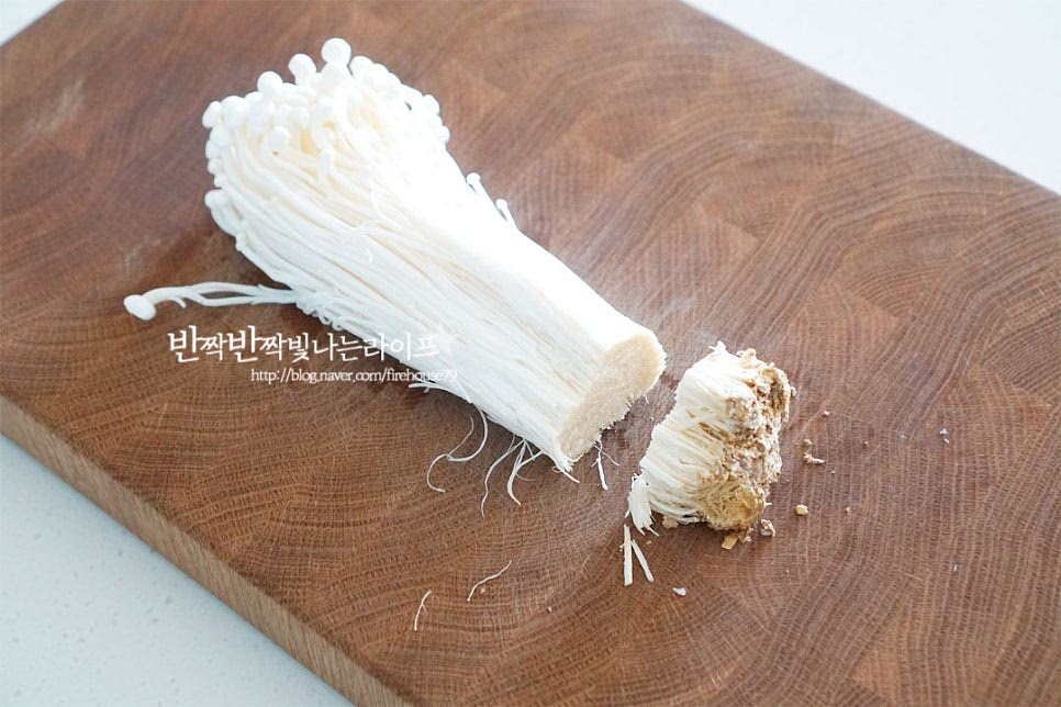 팽이버섯은 세척 후 물기를 제거한 뒤 밑동 부분을 잘라내어 손질합니다. 0.8~1cm 정도 길이로 송송 썰어줍니다.