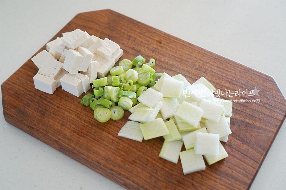 대파는 송송 썰고, 무는 나박하게 썰어줍니다. 두부 역시 무와 크기를 맞추어 잘라줍니다. 시원한 맛을 위해 무와 대파가 들어가면 좋아요. 빠질 수 없는 계란은 곱게 풀어줍니다. 크기에 따라 2개 넣어주셔도 좋아요.