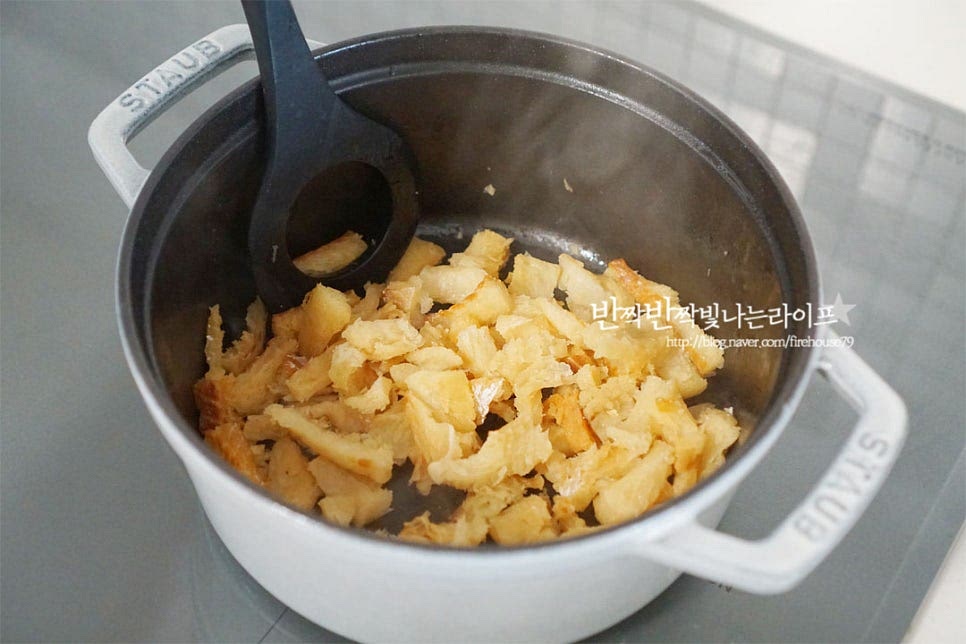 북어채에 참기름 2 큰 술 버무린 뒤 먼저 달달 볶아줍니다. 2분 정도 충분히 볶아준 뒤 무도 넣어 볶아주어요. 2~3분 정도 볶다가 육수를 부어줍니다. 국물양은 냄비 크기나 취향에 따라 가감해 주셔도 좋습니다. 한소끔 끓여줍니다. 뽀얗게 국물이 끓으면서 무가 투명 빛이 돌면 참치 액 2 큰 술, 새우젓 1 작은 술 다진 마늘 1 작은 술 넣어줍니다. 새우젓이 들어가면 시원하게 감칠맛이 나는데요. 참치액은 국간장으로 대체 가능해요. 간이 되면서 다시 파르르 끓어오르면 두부와 대파를 넣어줍니다. 다시 파르르 끓어오르면 풀어둔 계란물을 가장자리로 둘러줍니다. 부족한 간은 소금을 더해주시고, 매운맛을 좋아한다면 고추 넣어주셔도 좋아요. 따뜻하게 그릇에 담아내면 푸짐하고 든든하면서 시원 담백한 맛에 손이 가요. 영상도 같이 담았어요. 뽀얗게 우러난 국물만큼이나 깊고 시원한 맛이 간단한 아침국으로 드시기 좋으며 궁합이 좋은 계란을 풀어 끓여주시면 영양적으로도 챙길 수 있어요. 북어국 끓이는법 맛있게 만들어 드세요^^ 끄읕 !