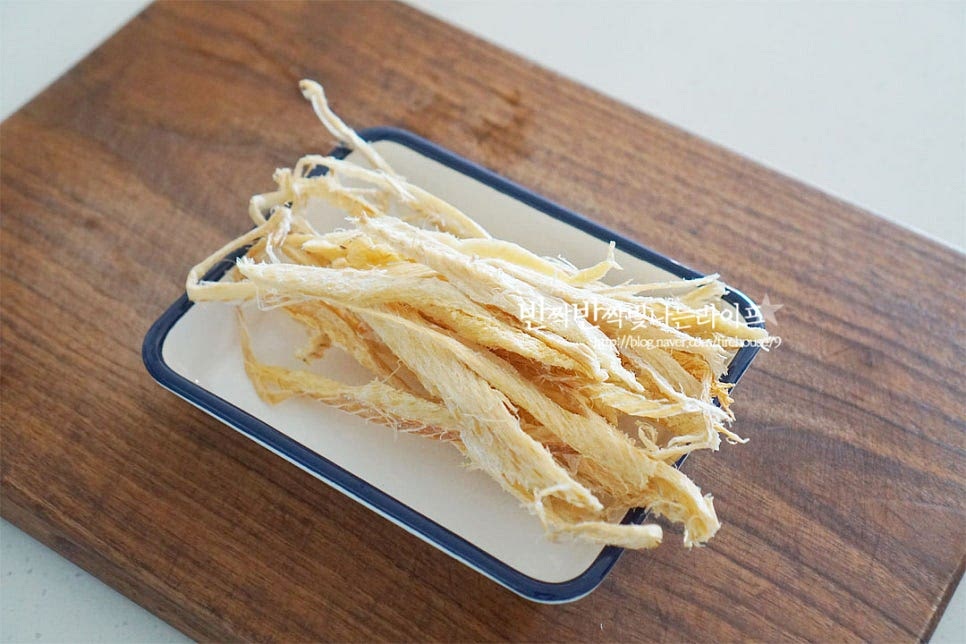 북어채를 준비했습니다. 명태를 건조한 것으로 단백질과 아미노산 함량이 높아 숙취해소와 알코올 해독에 도움이 된다고 하죠. 꼭 숙취가 아니더라도 말린 북어채의 진하고 시원한 맛이 별미에요. (황태도 같은 방법으로 국을 끓여주시면 됩니다.) 부드럽고 살이 도톰한 것이 신선하고 맛이 좋아요. 물에 불리거나 할 필요 없이 체에 밭쳐 물에 적셔주시면 먹기 좋게 촉촉하답니다. 물기를 가볍게 털어준 뒤 한입에 먹기 좋은 크기로 잘라줍니다. 물에 적셔주니 오동통하고 식감이 더 보드랍게 맛났어요.