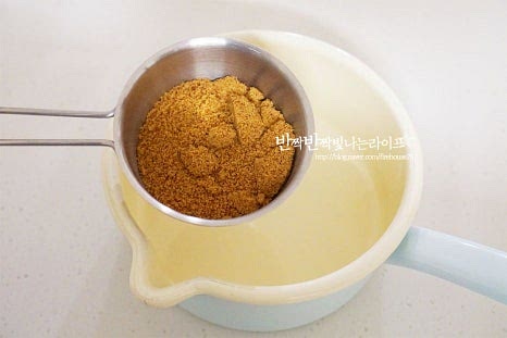 냄비에 재료를 넣고 가볍게 끓인 뒤 섞어주면 풍미를 더 풍부하게 만들 수 있어요. 소스팬에 마스코바도 45g, 메이플시럽 55g, 올리브오일 40g 소금 2g, 시나몬 파우더 2g을 넣어줍니다. 단맛 정도는 조절하여주고 시나몬파우더로 향을 더해주고 올리브오일은 식물성 오일로 대체 가능합니다. 타지 않도록 중약불에서 끓여줍니다. 오래 끓이지 않고 설탕입자가 녹을 정도로 끓여줍니다. 눌어붙거나 타지 않도록 저어서 한 김 식혀요. 바로 섞어 만드는 것보다는 끓인 시럽으로 만드는 것이 간도 골고루 어우러지고 풍미를 살릴 수 있어요.