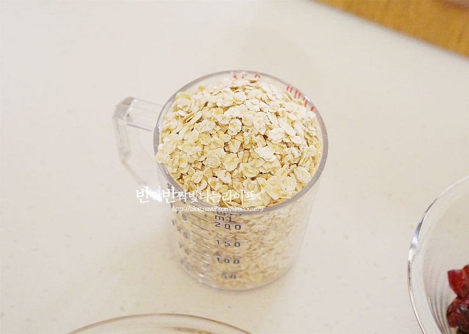 압착 귀리인 오트밀은 귀리를 볶은 다음 부수거나 납작하게 압착한 것으로 그래놀라의 주재료입니다. 오트밀과 함께 맛과 식감을 더해줄 견과와 건과일은 종류별로 준비했어요. 구운 견과를 넣어서 따로 전처리 과정 필요 없이 요리했는데 호두를 넣을 땐 전처리해 주셔야 쓴맛과 기름 쩐내없이 만들 수 있어요. 건과일은 크랜베리, 건포도 두 가지 넣었는데 사과, 살구 등 입맛에 맞게 준비해 주세요.