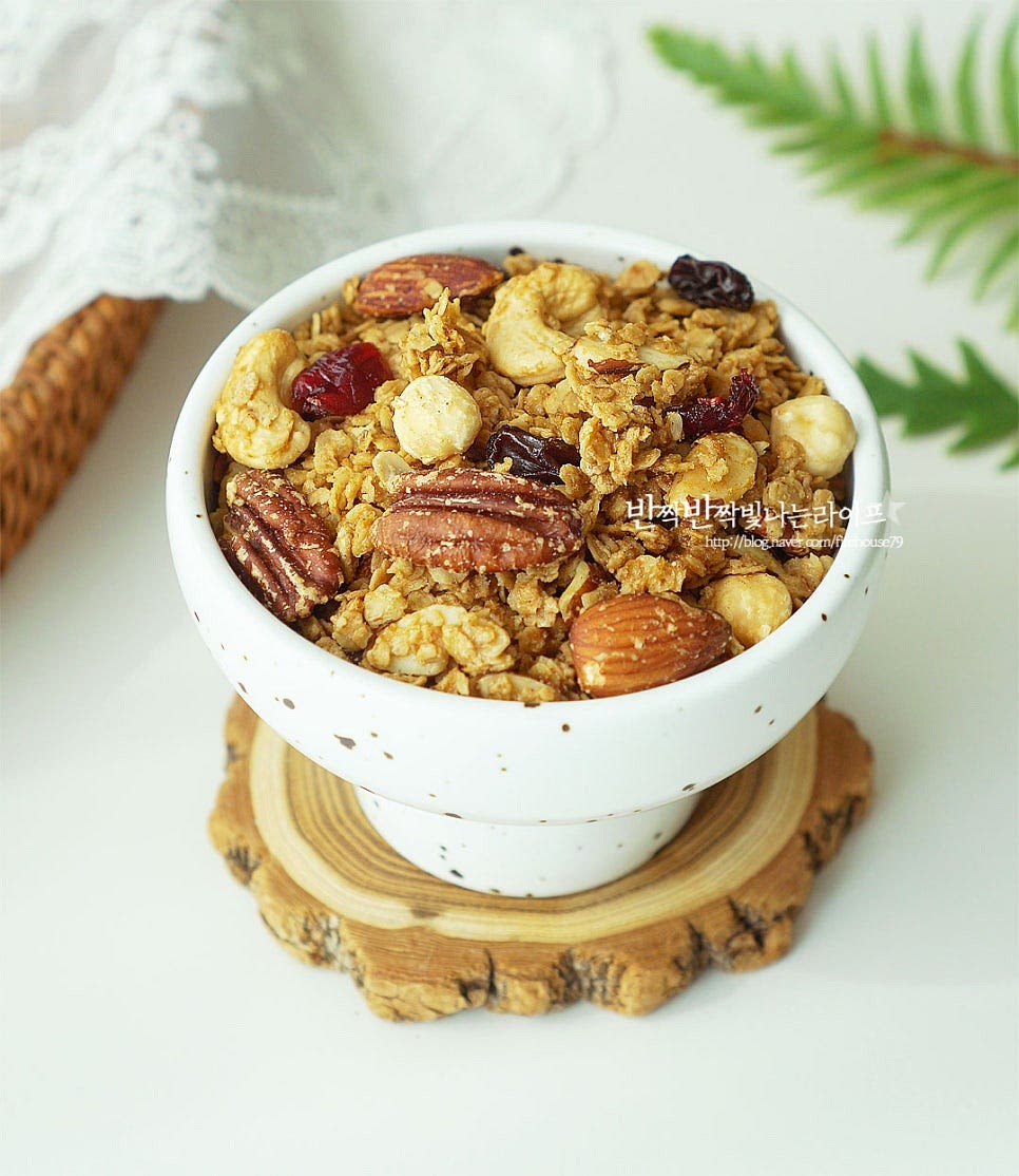 식혀서 한입 먹어보면 바삭바삭 식감이 맛있게 완성입니다. 식힌 뒤 밀폐용기에 담아 보관해 주셔야 눅눅해지지 않습니다. 영상도 같이 담았어요. 오트밀 먹는법 레시피로 구움색만큼이나 깊고 진한 풍미를 담은 그래놀라는 바삭바삭 고소한 맛과 은은한 단맛이 어우러져 과자처럼 먹어도 좋고 요거트나 우유에 곁들여도 맛있어요. 진한 풍미를 위해 시럽을 끓인 뒤 섞어주고 중간중간 나누어가며 구워주면 더 바삭한 그래놀라 만들기를 맛볼 수 있어요. 맛있게 요리해드세요. 끄읕 !