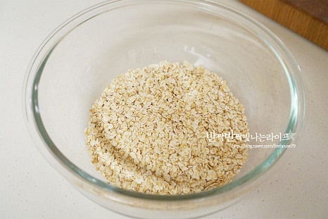 넉넉한 크기의 볼에 오트밀 150g을 붓고 견과와 건과일을 부어 섞어줍니다. 가볍게 버무려주면 됩니다. 만들어둔 시럽을 부어줍니다. 흑설탕과 시나몬 파우더가 들어가 향이 달콤하게 풍성해요. 뭉치지 않도록 골고루 버무려줍니다.