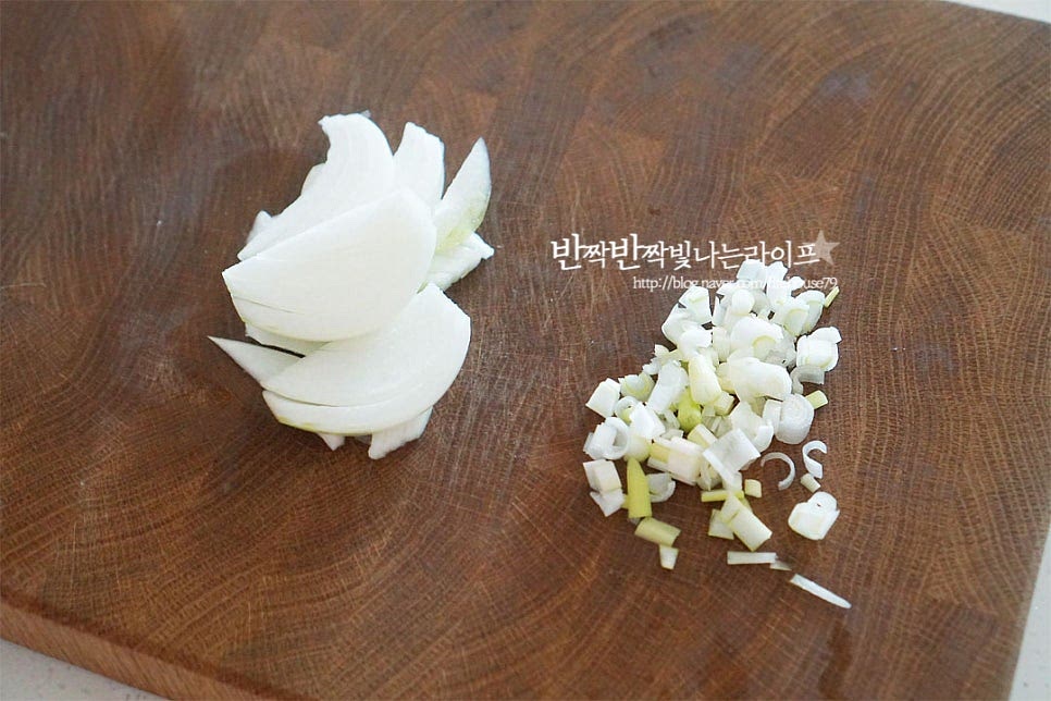 양파는 채 썰고 대파는 흰 부분 위주로 잘게 썰어줍니다.