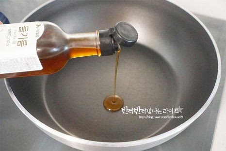 깊이가 있는 팬이나 웍에 식용유 1 큰 술, 들기름 1½ 큰 술을 두르고 다진 대파를 볶아 파기름을 내어줍니다. 대파가 나른해지면 양파도 같이 넣고 1~2분 볶아줍니다. 2분 정도 함께 볶은 뒤 밑간한 고구마줄기를 넣고 전체적으로 기름이 코팅될 수 있도록 중불로 볶아줍니다. 재료들이 어우러지면 채수나 육수 또는 물 4~5 큰 술을 넣고 중약불에서 촉촉하게 해줍니다. 자박하고 촉촉하게 보드라운 식감을 살려 볶아줍니다. 채수의 양은 화력이나 익힘 정도에 따라 조절해 줍니다. 국물이 촉촉한 정도이면서 하나 집어먹어보았을 때 부드럽게 아삭하게 익을 수 있도록 볶아줍니다. 연한 줄기는 간이 잘 배고 금방 익으며 익는 정도에 따라 뚜껑을 덮고 2~3분 두면 촉촉하게 맛볼 수 있어요. 먹기 좋게 익으면 들깨가루 1~1½ 큰 술을 넣고 재료가 어우러지도록 볶아줍니다. 부족한 간은 소금으로 맞추어줍니다. 들깨가루가 들어가면 농도가 진해지는데 맛에 따라 조금 넉넉하게 넣어도 됩니다.