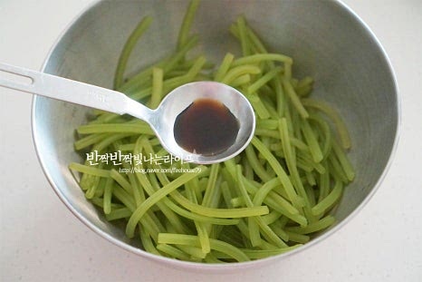 넉넉한 크기의 볼에 수분을 한 번 더 털어내고 국간장 1/2 큰 술, 참치 액 1/2 큰 술, 간 마늘 1/2 큰 술을 넣고 조물조물 무쳐 5~10분 정도 둡니다. 간장과 액젓을 같이 넣고 감칠맛을 더해줍니다. 나물을 볶을 때 양념한 뒤 만들면 간이 잘 배서 맛도 좋습니다.