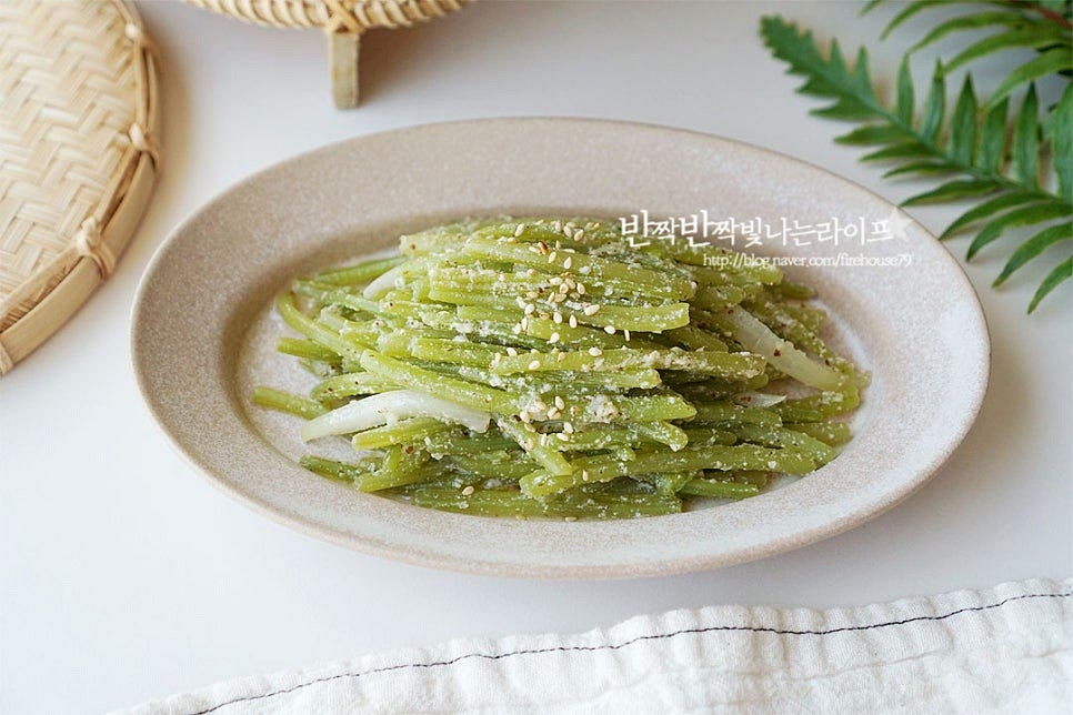 푸짐하게 담은 뒤 통깨 약간 뿌려 완성합니다. 아삭하면서도 부드러운 식감과 짭조름한 간이 잘 배서 먹을수록 구수한 감칠맛이 좋습니다. 간단하게 요리해서 먹기 좋은 반찬거리로 고구마줄기의 껍질을 벗기고 식감을 살려 삶은 뒤 양념해서 볶으면 구수하게 입맛 돋운답니다. 레시피를 참고하여 맛있게 만들어드세요. 끄읕 !