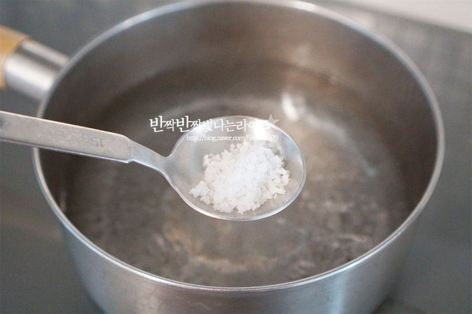 냄비에 재료가 잠길 정도로 물을 붓고 끓어오르면 굵은소금 1/2 큰 술을 넣어줍니다. 팔팔 끓으면 넣고 3~5분 정도로 단단하지 않고 물러지지 않는 정도로 살캉한 식감으로 데쳐줍니다. 줄기가 억세다 싶으면 시간을 추가하여 두께나 양에 따라 삶는 시간은 조절하여주세요. 먹기좋게 익으면 건져낸 뒤 찬물에 담가 헹군 뒤 채반에 밭쳐 물기를 털어줍니다.
