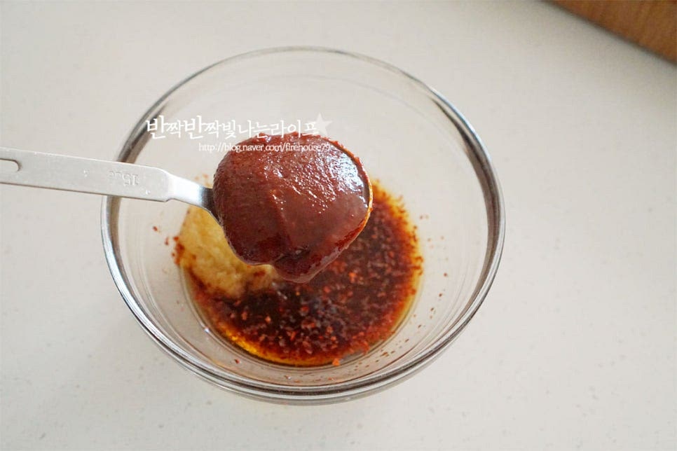 설탕은 먼저 넣어줄 것이라 그 외 양념재료를 섞어 준비해둡니다. 고추장 1 큰 술, 고춧가루 1 큰 술 진간장 1½ 큰 술, 참치 액 1/2 큰 술 간 마늘 2/3 큰 술, 맛술 2 큰 술 조청 1 큰 술 듬뿍 넣어줍니다. 뭉치지 않게 잘 풀어 섞어줍니다.