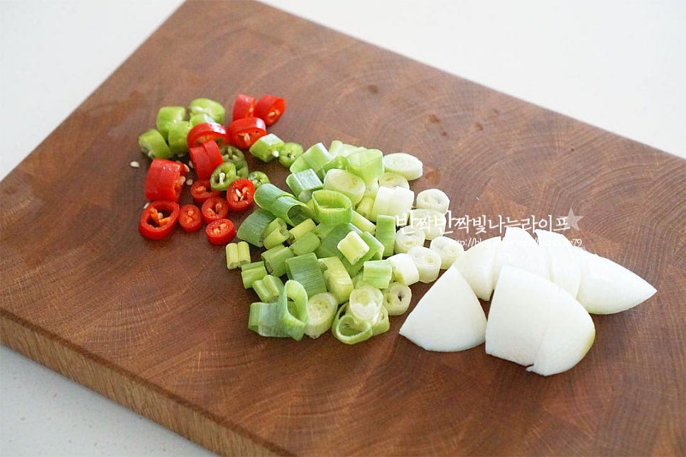 양파는 한입 크기로 네모나게 썰고 대파와 고추는 송송 썰어줍니다. 매운 입맛에 따라 청양고추를 첨가해 주세요.