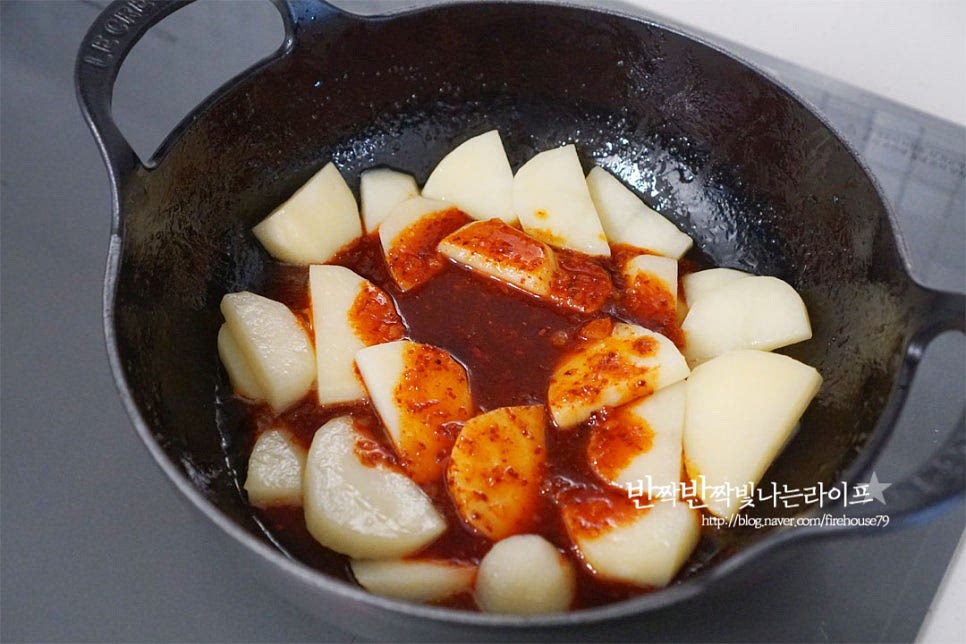 만들어둔 양념재료를 넣고 볶아줍니다. 가볍게 볶은 뒤 만들면 고추장이 텁텁하지 않고 어우러집니다. 타지 않게 불을 조절해 주세요. 2분 정도 볶다가 멸치 다시마육수를 부어줍니다. 물을 넣어도 되지만 육수로 만들면 감칠맛이 더 좋습니다. 자박자박한 정도로 육수를 부어주는데 양이나 화력에 따라 조절해주세요. 끓어오르면 중불로 낮추어 익혀줍니다. 대략 10분 정도 익히면 거의 익어요. 양파는 오래 익히지 않아도 되기 때문에 절반 이상 익으면 넣어주세요. 양파가 익으면 고추와 대파를 넣어줍니다. 불을 끄고 참기름과 통깨 약간 넣고 마무리합니다.