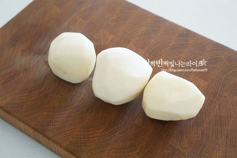 햇감자로 감자반찬 만들면 포슬하니 보드라운 식감이 맛있죠. 중간 크기 3개 정도를 준비한 뒤 껍질을 깎아줍니다. 한입에 떠서 먹기 좋은 크기로 잘라주는데요. 양념이 골고루 밸 수 있도록 납작하게 썰어주었습니다. 반으로 가른 뒤 5~7mm 정도로 편으로 썰어줍니다. 가볍게 헹군 뒤 물에 담가 10분 정도 전분기를 제거해 줍니다. 전분기를 제거한 뒤 조림을 만들면 부서지지 않게 요리할 수 있어요.