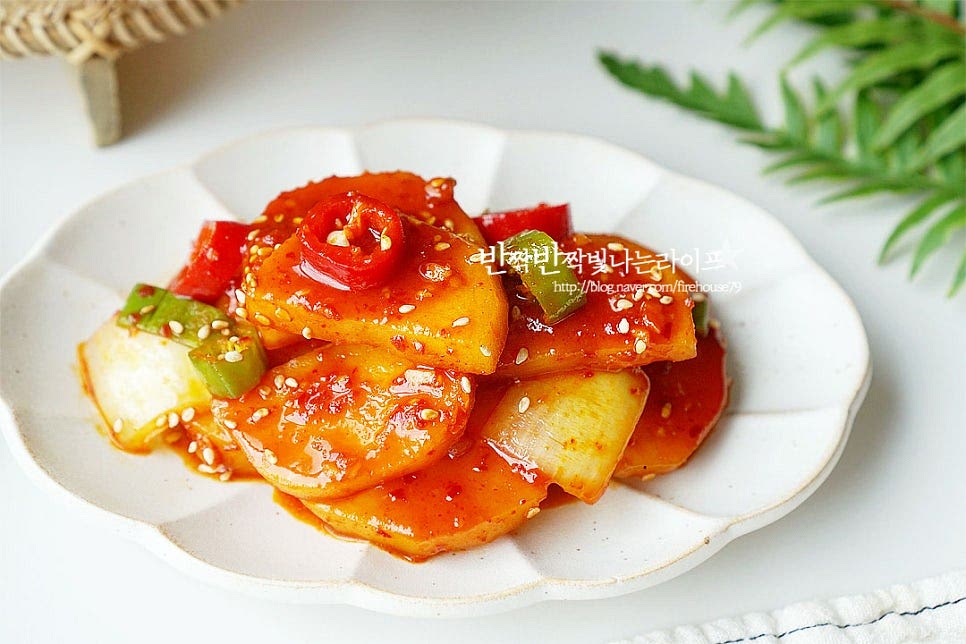 완성된 감자조림은 접시에 담고 통깨를 뿌려줍니다. 양념이 맛있게 어우러져 맛있어요. 영상도 같이 담았어요. 밥반찬으로 양념 얹어 비벼 먹으면 매콤하면서 달짝지근하니 푸짐해요. 맛있게 만들어 드세요. 끄읕 !