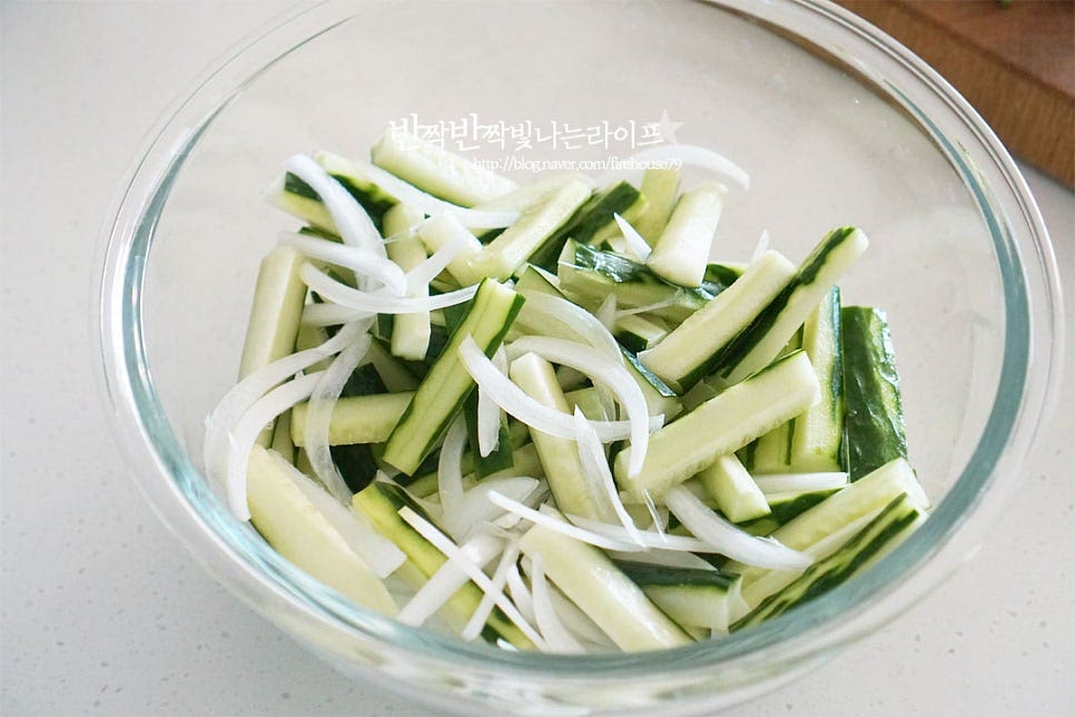 넉넉한 크기의 볼에 오이와 양파를 담아줍니다. 고춧가루 1 큰 술, 꽃게액젓 2½ 큰 술 황설탕 1/2 큰 술, 매실액 1 큰 술 다진 마늘 1 큰 술, 간생강 약간 넣어줍니다. 겉절이 양념같이 매콤 짭조름하게 감칠맛을 더했는데요. 새콤하게 만들어 드신다면 식초를 약간 더해주면 됩니다. 오이와 양파, 양념을 1차로 무쳐줍니다. 빨간색 양념 색이 맛있게 났어요. 매콤하게 섞이면 부추를 넣고 버무려주세요. 오래 버무리면 풋내가 날 수 있으니 살짝 어우러지도록 무쳐주세요. 통깨 약간 뿌려서 마무리하고 양념에서 부족한 간은 소금이나 새우젓으로 조절해 주세요. 입맛에 따라 고소한 풍미를 더하고 싶다면 참기름 약간 넣어도 좋으며 참기름은 바로 드실 때만 첨가해주세요.