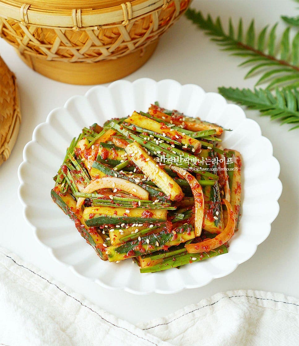 완성된 오이부추무침은 접시에 담은 뒤 통깨를 뿌려 마무리합니다. 고추장을 넣고 새콤달콤하게 만드는 것도 좋아하지만 절이지 않는 겉절이 양념에 즉석으로 버무리는 생오이무침도 여름철 입맛을 돋우는 반찬이랍니다. 양념 감칠맛이 매콤하게 어우러져 밥반찬으로도 맛있고 고기먹을 때 곁들여도 잘 어울려요. 레시피를 활용해 맛있게 만들어드세요. 끄읕 !