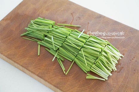 부추는 식초를 희석한 물에 담가 살짝 흔들어 씻은 뒤 흐르는 물로 사이사이 꼼꼼하게 세척해줍니다. 양끝 부분과 누렇게 상한 것은 다음은 뒤 3~4cm 길이로 일정하게 잘라줍니다. 양파도 두께를 맞추어 채 썰어 준비해 줍니다.