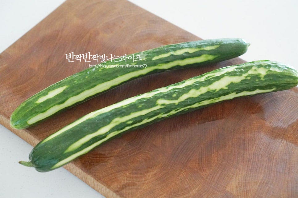 여름 제철이지만 장마 이후로 백오이가 올라 가시오이 2개를 준비했습니다. 굵은소금을 문질러 세척하고 쓴맛이 날 수 있는 돌기 부분은 감자칼로 가볍게 긁어 제거합니다. 양끝부분도 넉넉하게 잘라내어줍니다. 돌기부분과 양 끝은 쓴맛이 날 수 있어 미리 제거해 손질한 뒤 요리하면 됩니다. 길게 4등분으로 가른 뒤 가운데 씨 부분은 제거해 주었습니다. 통째로 요리해 주셔도 좋고, 물이 생기지 않게 제거한 뒤 무쳐도 됩니다. 먹기 좋은 정도로 길게 잘라줍니다. 두꺼운 것은 한 번 더 길게 자른 뒤 5cm 정도 길이로 썰어주었습니다.