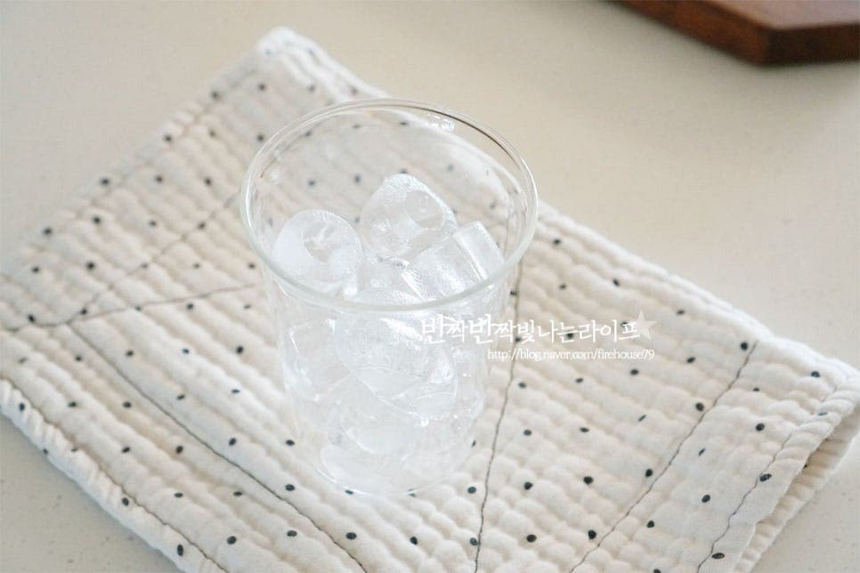 유리잔에 얼음을 2/3 정도 채워줍니다. 녹인 녹차 시럽을 넣어줍니다. 우유 200ml를 붓고 당도에 따라 연유를 곁들여 주세요. 가루마다 다른데 설탕이 함유된 것도 있어 그에 따라 단맛을 조절해 주셔야 합니다. 가루 역시 진하기 정도가 달라 제품 패키지에 적힌 양을 확인하여 조절해 주심이 좋아요. 저는 연유 약간 넣어주고 바닐라 아이스크림 올려 단맛을 더해주었어요. 아이스크림 올려서 먹는 맛이 아주 별미랍니다. 조금 더 부드러운 맛을 즐길 수 있어요. 영상도 같이 담았어요. 쌉쌀하면서도 향긋한 초록빛과 고소한 우유의 만남 스팀을 넣은 우유를 넣고 따뜻하게 드셔도 좋고 차가운 아이스크림 올려 드셔도 좋아요. 녹차라떼 만들기 간단하고 맛있는 홈카페 레시피로 즐겨보세요^^ 끄읕 !