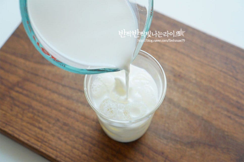 얼음 잔에 우유 150ml를 부어줍니다. 만들어둔 말차샷을 넣어주어요. 녹차라떼 만들기 정말 간단하죠~ 벌써 완성이랍니다. 아이스크림을 같이 곁들이면 더 진한 맛을 느낄 수 있어요. 더운 날 시원하게 마시면 쌉싸래한 특유의 향과 달달함이 딱이랍니다. 영상도 같이 담았어요. 홈카페 레시피 간단하면서도 카페 부럽지 않은 맛있는 맛 쌉싸래함에 달콤한 고소함이 어우러져 정말 맛있답니다. 말차라떼 만들기 레시피로 재료의 맛을 풍부하게 맛보세요. 초록 색감만큼 산뜻한 당충전 매력 가득해요. 맛있게 만들어 드세요^^ 끄읕 !