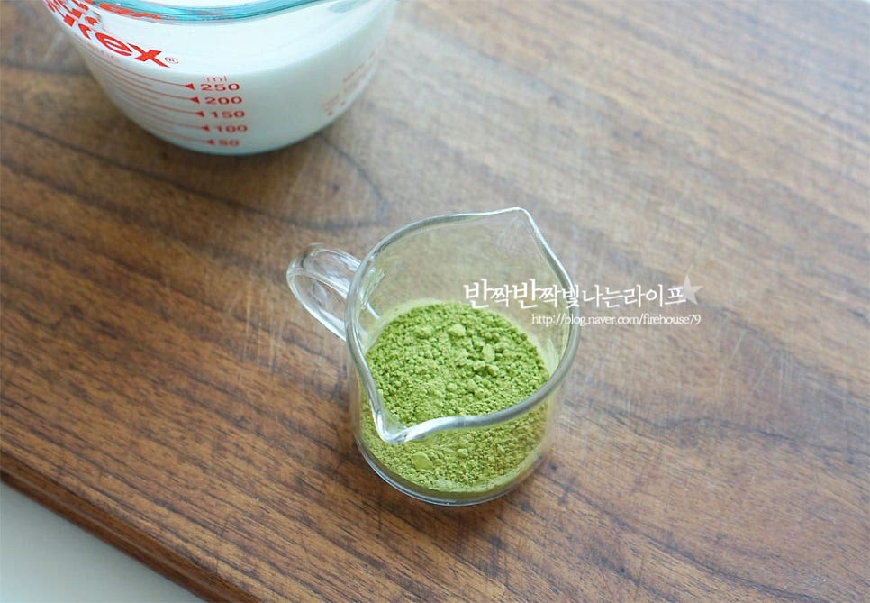파우더로 된 말차가루를 준비해요. 설탕이 가미되지 않은 것이라 취향껏 단맛을 가감해 주면 된답니다. 띠 뜻하게 데운 우유 50ml와 함께 골고루 섞어 풀어줍니다. 단맛을 추가해 주면 되는데요. 우유의 풍미를 살려주는 연유를 넣어주었어요. 설탕이나 시럽도 좋고요. 입맛에 맞게 단맛을 가감하여 주시면 더 맛있게 즐길 수 있어요. 가루가 덩어리지지 않게 풀어줍니다. 보다 부드럽게 마시고 싶다면 체에 한번 걸러주셔도 좋고요~
