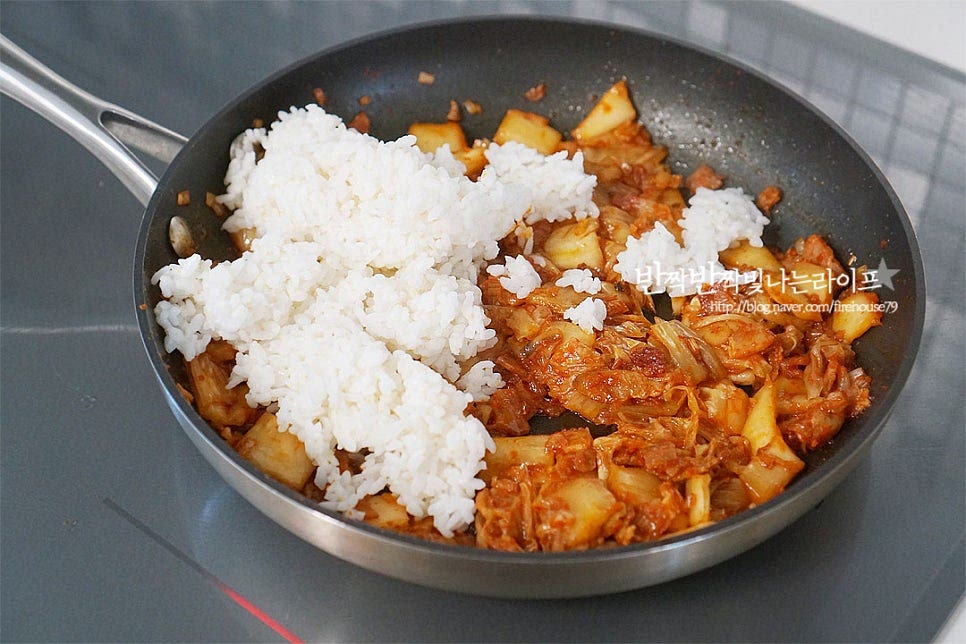 양념이 고르게 섞이도록 충분히 볶은 뒤 찬밥을 넣어줍니다. 즉석밥의 경우 데우지 않고 그대로 넣어주시고, 지은 밥은 한 김 식혀 고슬한 상태로 넣어주세요. 밥알이 풀어지도록 잘 섞어줍니다. 고르게 어우러지면 센 불로 조절하여 볶아주세요. 통깨를 뿌려 마무리해요. 파는 맛을 더해주고 싶다면 흰색 MSG를 약간 더해주시면 된다고 합니다~