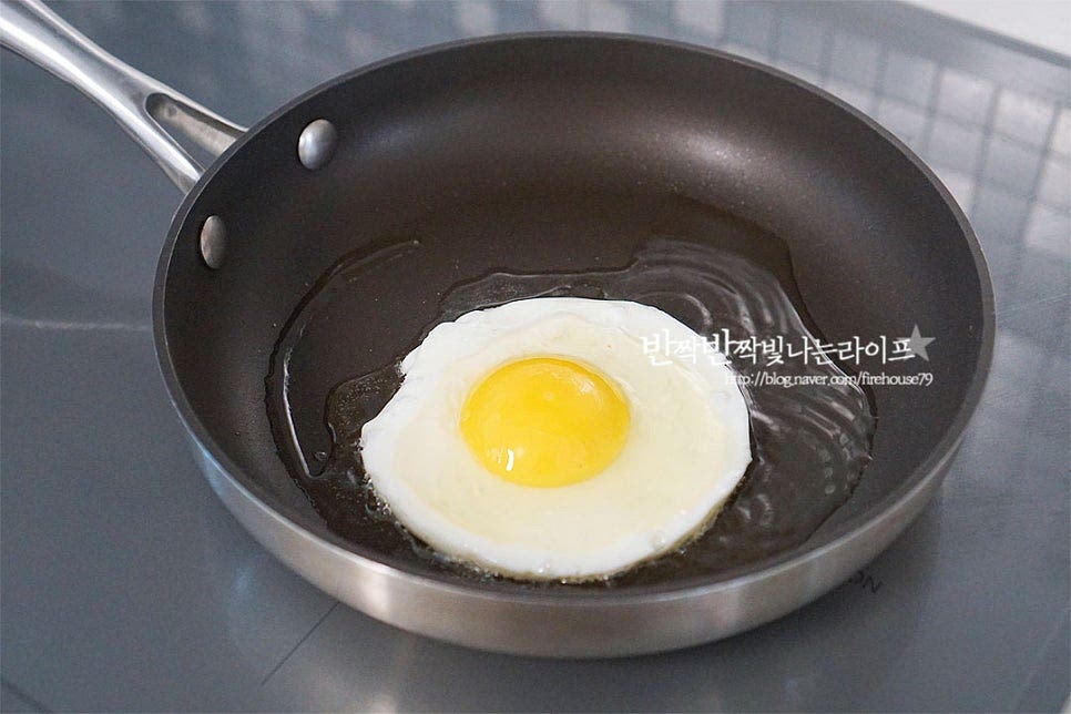 빠질 수 없는 달걀 프라이도 구워줍니다. 그릇에 먹기 좋게 담아줍니다. 김가루도 곁들여주시면 잘 어울립니다. 영상도 같이 담았어요. 반숙 프라이 톡 터뜨려 먹어보면 매콤한 감칠맛과 잘 어울린답니다. 반찬 걱정 없이 한 그릇 만으로도 푸짐하고 언제 먹어도 질리지 않는 맛이에요. 김치볶음밥 레시피 맛있게 만들어 즐겨보세요^^ 끄읕 !