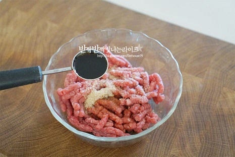 다진 소고기는 핏물을 제거한 뒤 간장양념으로 간을 해줍니다. 진간장 2/3 큰 술, 황설탕 1 작은 술 간 마늘 1/2 작은 술, 후추 약간 다진대파 2 큰 술 넣어줍니다. 간에 따라 짠맛과 단맛을 조절해 주세요.
