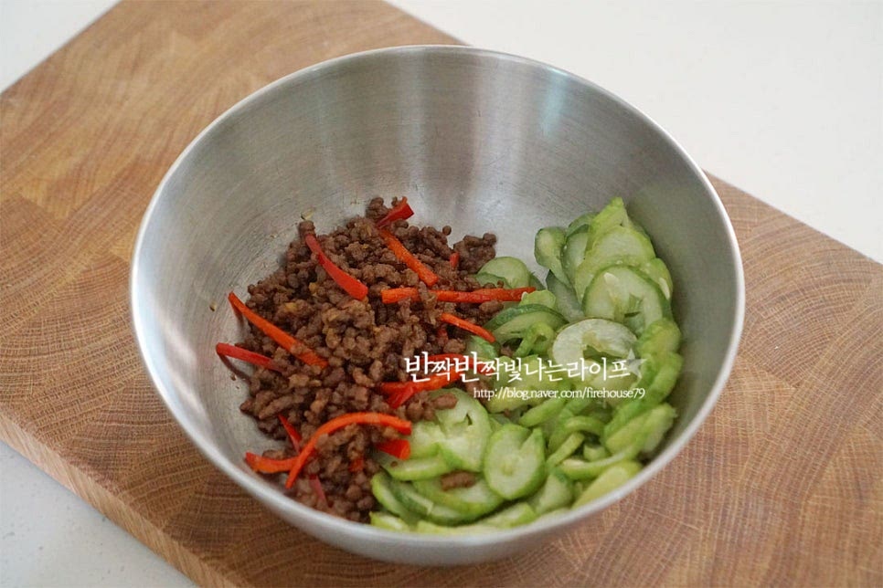 넉넉한 크기의 볼에 한 김 식힌 두 가지볶음을 넣고 버무려줍니다. 서로 어우러질 수 있도록 버무려준 뒤 통깨를 넣고 마무리해요. 수분을 제거하여 오독오독 시원한 풍미를 살리고 감칠맛 나는 다진 소고기볶음과 어우러져 맛은 물론 푸짐함까지 살린 별미가 되었어요. 무침이나 생채와는 달리 고급스러운 맛이랍니다. 영상도 같이 담았어요. 같이 먹었을 때 더욱 맛이 좋은 오이나물 볶음 아이 어른 모두가 먹기 좋은 반찬이에요. 소고기 오이볶음 식감과 향을 살려 맛있게 요리해드세요^^ 끄읕 !