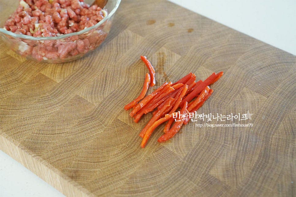 홍고추는 가운데 씨를 제거하고 채를 썰어줍니다. 고추가 들어가면 색감도 곱고 은은한 향도 잘 어울립니다.