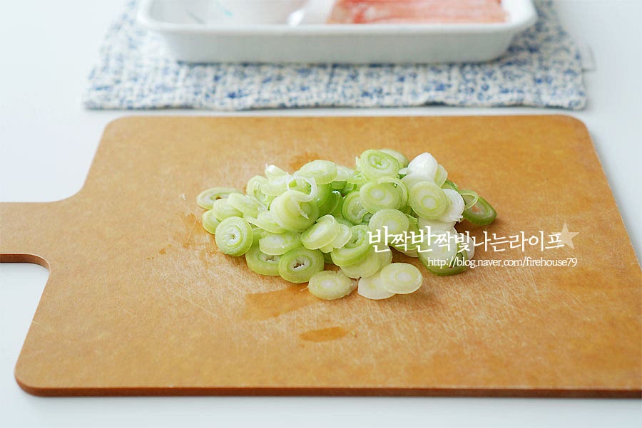 대파는 흰 부분만 준비하여 송송 잘게 썰어줍니다. 계란을 깨뜨린 뒤 맛술 1t, 소금 약간을 넣고 젓가락으로 잘 풀어줍니다. 게살은 홍게를 발라놓은 냉동제품이라 해동해 준 뒤 물기를 꼭 짜서 제거하여 주었어요. 얼리지 않은 것은 그대로 넣어주면 되고, 저와 같이 냉동이라면 수분을 제거해 주어야 볶을 때 물이 생기지 않고 꼬들한 식감을 살릴 수 있어요.