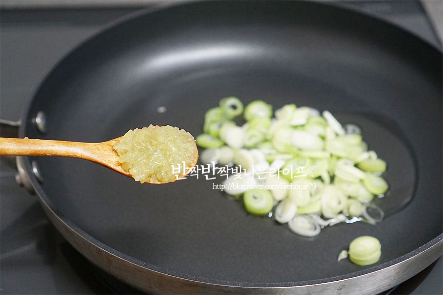 팬에 식용유 2~3T를 두르고 송송 썬 대파와 다진 마늘 1t를 넣어요. 중불로 마늘과 대파의 달큰한 향이 올라오도록 볶아줍니다. 향이 올라오면 한쪽으로 모아두고 달걀물을 부어줍니다. 계란을 에그스럼블 만들듯이 볶아주어요. 게살볶음밥을 만들 때 계란을 충분히 볶아주면 보다 고소한 맛을 살려줄 수 있는데요. 노릇노릇한 색이 나올 정도로 달달 볶아줍니다. 게살을 넣고 가볍게 섞어줍니다. 밥을 넣고 같이 볶아요. 볶음밥 레시피에서 중요한 게 바로 고슬고슬한 식감일 텐데요. 진밥을 볶게 되면 밥알이 뭉쳐지니 물을 적게 잡고 밥을 한 고두밥이나 즉석밥을 넣어주면 보다 식감을 살려줄 수 있어요. 밥 가장자리로 맛간장 1T, 참치액 1T를 둘러준 뒤 섞어줍니다. 감칠맛을 살려주기 위해 참치액을 넣어주었는데요. 상황에 따라 피시소스나 까나리액젓을 넣어주심 됩니다. 부족한 간은 소금으로 해줍니다. 집에서 중화풍으로 만들고 싶을 때 식당처럼 센 불로 후다닥 볶기 어렵잖아요. 계속해서 재료를 저어주기보다 약간 누른듯 싶을 때 볶아주고 다시 누른 듯 싶을 때 볶아주면 특유의 고소함을 맛볼 수 있어요. 그릇에 맛있게 담는 팁 많이들 알고 계시듯이 오목한 밥그릇에 볶은 밥을 눌러 담아 옮겨주면 보다 맛깔나게 담을 수 있어요. 그릇에 담아준 뒤 쪽파 고명을 올려주었어요. 기호에 따라 스리라차 소스를 추가해 주어도 맛이 좋아요. 요건 취향껏 준비해 주세요. 레시피 영상을 같이 보면 보다 쉽고 맛있게 만드실 수 있답니다. 짙은 노란빛의 계란의 고~소한 맛과 게살의 식감과 감칠맛이 어우러진 한 그릇은 정말이지 실패할 수가 없어요. 그대로 한 숟가락 먹으면 꼬들한 식감에서부터 느껴지는 맛이 정말이지 매력 있어요. 새우나 다른 해물로 만드는 것도 좋아하지만 게살만의 맛은 언제나 옳아요. 게살볶음밥 맛있게 만들어 든든한 한 끼 챙겨 드시는 건 어떠세요. 달걀의 고소함을 끌어올려 볶아주는 것, 고두밥을 넣어 식감을 살려주는 것, 약간 눌어붙듯이 볶아주는 게 맛의 포인트랍니다. 끄읕 ! 간단한 게 당기는 날엔 백종원 김치볶음밥 포스팅도 참고해 주세요.