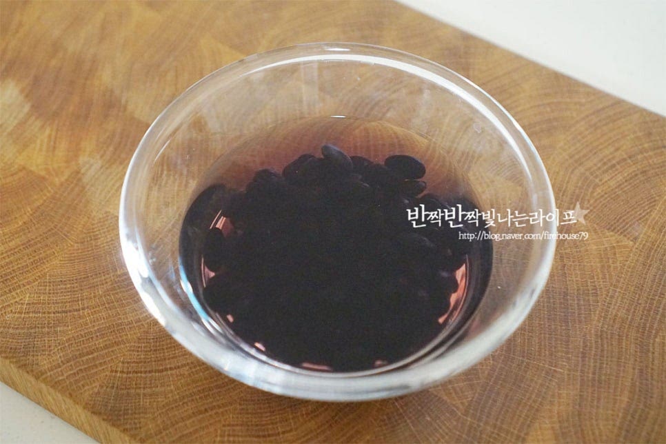 정월대보름에 먹는 오곡밥재료는 입맛에 맞게 다양하게 준비하면 되는데요. 옛날과 달리 요즘엔 잡곡밥을 먹는 분들도 많아서 기본 재료에 콩과 팥을 더해 만들어도 좋습니다. 먼저 단단한 콩팥을 먹기좋게 손질해줍니다. 검은콩을 가볍게 세척한 뒤 잠길 정도로 물을 붓고 두세 시간 미리 불려줍니다. 불린 콩은 체에 밭쳐 건져내고 불린 물은 따로 담아두어 팥을 삶은물과 함께 밥물로 넣어줄 것이에요.