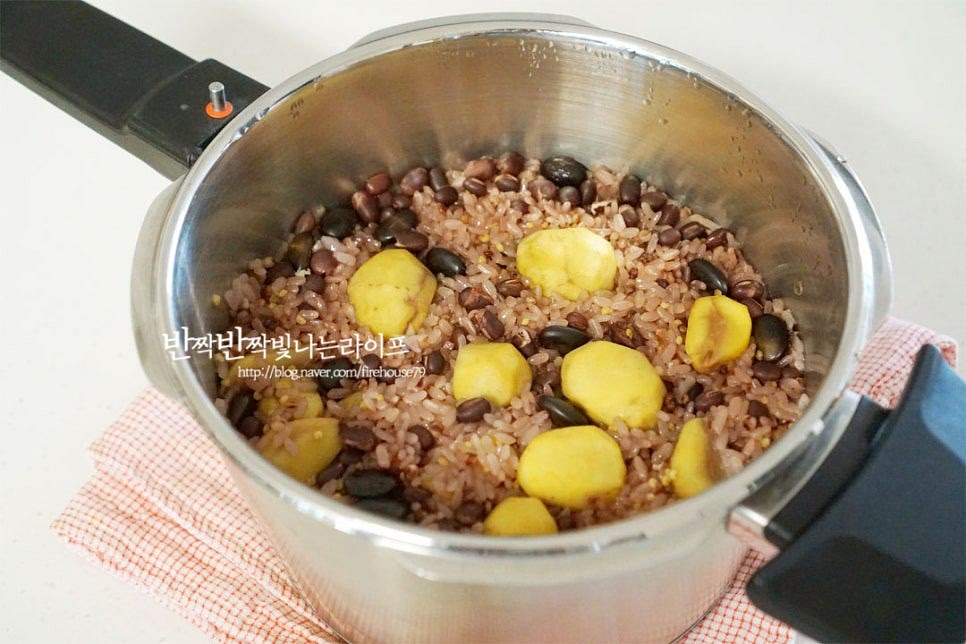 뜸을 들인 뒤 뚜껑을 열어보면 윤기나고 찰지게 완성되었습니다. 그대로 두면 아랫부분이 굳어버리니 위아래를 고르게 섞어줍니다. 섞으면 찰기가 더욱 맛있답니다. 찹쌀로 지은 밥이라 찰기가 있고 여러 가지 재료가 들어가 맛도 좋고 구수한 풍미를 느낄 수 있어요. 깐밤까지 넣어서 달콤함이 더해져 별미에요. 가끔 팥찰밥을 지어 먹기는 하는데 정월대보름에 먹는 오곡밥은 더 구수하고 맛있는 것 같아요. 영상도 같이 담았어요. 오곡밥 재료를 불려준 뒤 밥물을 맞추어 압력솥으로 요리해줍니다. 단단한 콩은 불리고 팥은 삶아주고 팥삶은물을 밥물로 넣고 소금간을 해주면 간도 되고 깊은 맛으로 완성할 수 있습니다. 정월대보름 오곡밥 만드는 법 고소하고 찰진 밥을 맛있게 챙겨드세요. 끄읕 !