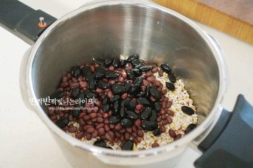 압력솥이 불린 쌀과 잡곡, 콩팥을 넣어줍니다. 골고루 어우러지도록 가볍게 버무려주세요. 팥을 삶은 물과 콩을 불린 물을 섞어 밥물로 넣어줍니다. 기본 밥 지을 때 밥물이 불리기 전 쌀과 1 : 1이라면 불린 오곡밥재료는 조금 적게 잡아주었습니다. 팥물에 소금 간이 되어있어 추가로 간은 생략했는데요. 찰밥은 간을 해주면 더욱 고소하고 맛이 좋죠. 입맛에 따라 간을 해주면 맛나요. 달콤한 밤도 준비해서 넣었어요. 깐 밤의 크기에 따라 큰 것은 반으로 잘라줍니다. 밤을 넣고 밥을 지어줍니다. 저는 평소 밥을 지을 때 보다 물을 조금 덜 잡아서 만들었어요. 찹쌀도 불린 상태이며 찰기가 있는 재료들이라 질지않게 했답니다. 센 불에서 끓이다가 추가 움직이기 시작하면 약불로 낮추어 4분 두었다가 불을 끄고 뜸을 들여줍니다. 압력솥 종류에 따라 시간을 조절해주고. 전기밥솥으로 요리할 경우엔 잡곡모드로 지어주면 된답니다.