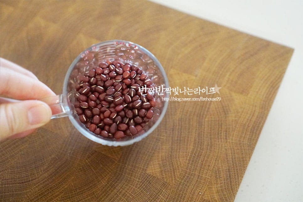 찰밥에 팥이 들어가면 붉은색이 곱고 맛있게 만들 수 있죠. 물 위로 뜨는 것이나 깨진 것은 골라내고 깨끗하게 세척하여 줍니다. 냄비에 잠길 정도로 물을 붓고 1차로 한번 파르르 끓인 뒤 물을 따라 내어 버리고, 2차로 물 500ml를 붓고 삶아줍니다. 이때 소금 2/3 작은 술을 넣고 삶아줍니다. 그럼 밥 물에 간도 되고 맛도 좋아요. 첫물은 아린 맛이 나기 때문에 버린 뒤 두 번째 물을 부어 삶아주면 됩니다. 끓어오르면 불을 낮추어 15분 정도 삶아줍니다. 익은 정도에 따라 시간을 조절하여 주고 먹어보았을 때 적당하게 부드러운 정도가 좋습니다. 너무 많이 익어도 밥을 지으면서 부서질 수 있어요. 팥을 삶은 물은 따로 담아둡니다.