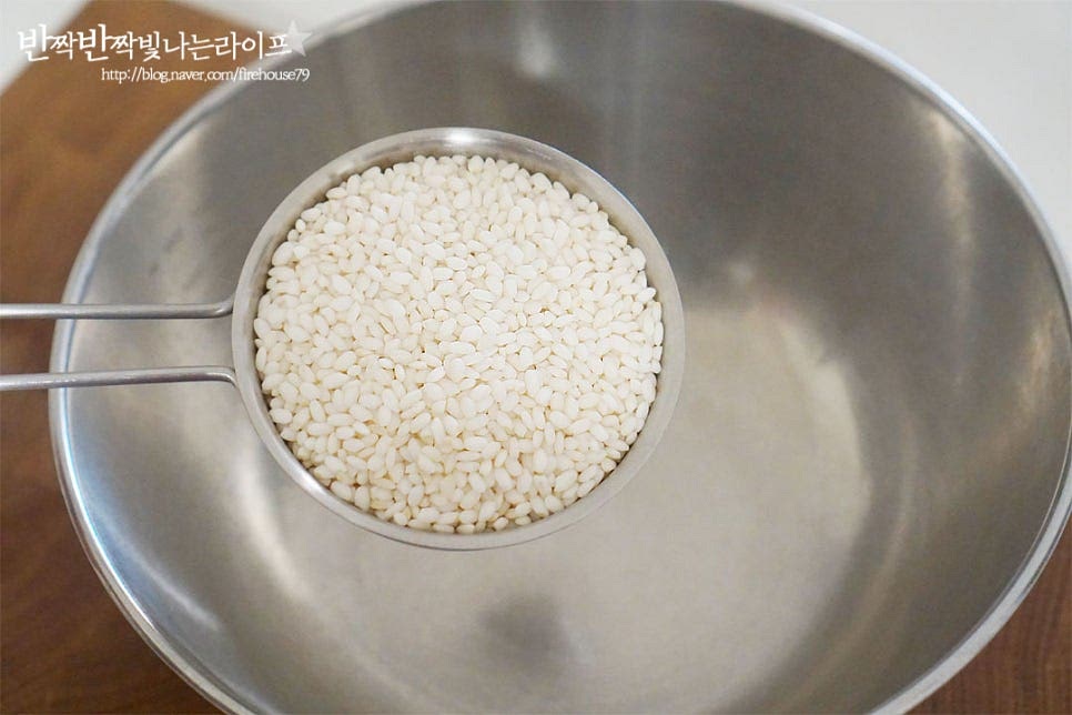 오곡밥은 찹쌀을 넣어 짓는데요. 잡곡류도 찰기장, 찰수수와 같은 찰기 있는 재료를 넣어주면 좋습니다. 입맛에 따라 멥쌀과 섞어 넣어도 좋고요. 차조를 준비해두고 깜박해서 수수와 기장을 넣어주었습니다. 집에서 간편하게 요리할 수 있도록 오곡모둠으로 된 것도 있으니 활용하면 좋을 것 같아요. 찹쌀, 수수, 기장을 씻어줍니다. 동량의 물을 넣고 30분 불려줍니다. 불리지 않고 만들어도 되는데 그럴 땐 물의 양을 더 잡아주시는 게 좋습니다. 30분 불린 뒤 체에 밭쳐 물기를 털어둡니다. 물기없이 넣어야 밥 물을 정확하게 맞추기 편합니다.