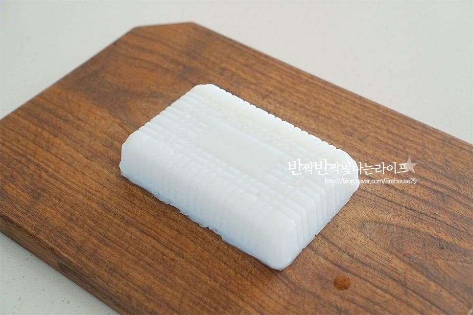 청포묵은 녹두로 만들어 필수아미노산과 단백질이 풍부하다고 하죠. 대표적인 저칼로리 식품 중 하나라 오늘 알려드리는 레시피에서 간을 조절하여 만드시면 부담을 줄여 드시기에도 좋아요. 한입에 집어먹기 좋은 두께로 채를 썰어줍니다. ' 끓는 물에 소금을 약간 넣어주어요. 체에 밭쳐 끓는 물에 데쳐줍니다. 완전히 투명해질 때까지 데쳐주고 찬물에 담갔다 물기를 털어줍니다.