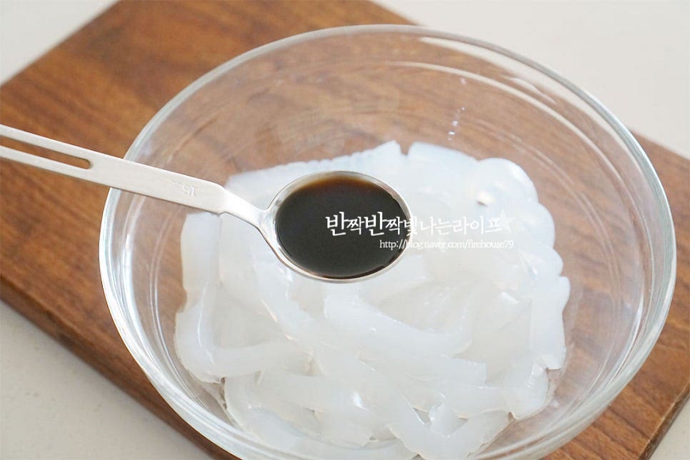 데친 묵을 볼에 담고 간장 1 큰 술, 참기름 1 큰 술 넣어줍니다. 간장+참기름 조합만으로도 특유의 담백한 맛을 살려 고소하게 맛볼 수 있답니다~ 묵이 부서지지 않게 가볍게 버무려줍니다. 쪽파와 홍고추, 달걀지단과 김가루를 넣고 어우러지게 버무려주어요. 간을 보고 소금 약간 넣어 맞춰주시면 됩니다. 조미김은 간이 되어있어 간을 하지 않아도 적당히 맞아요~ 통깨를 넣고 마무리해요. 노란 색감의 지단과 빨간 고추, 초록 쪽파가 어우러져 색감부터 맛깔나 보이죠. 아이가 먹을 땐 고추를 생략해 주면 김가루와 달걀지단이 있어 더 잘 먹더라고요^^ 영상도 같이 담았어요. 간단하게 만들어 즐기기 좋은 요리 맛과 영양을 가득 담은 한 접시랍니다. 청포묵무침 맛있게 만들어 드세요^^ 끄읕 !