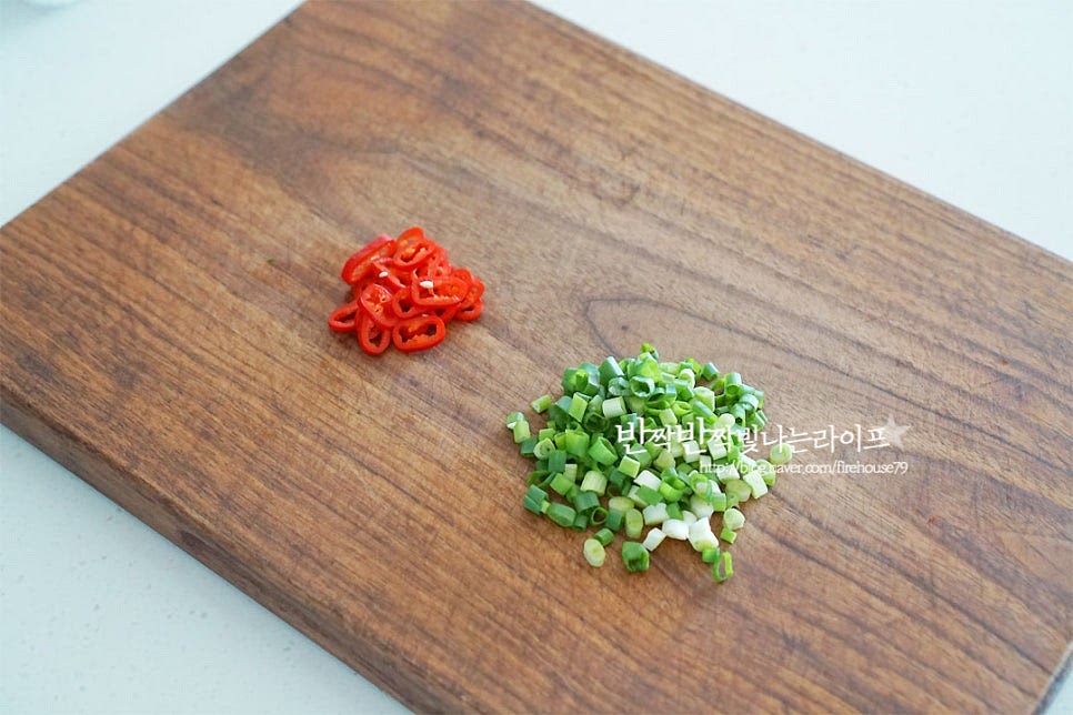 쪽파는 잘게 송송 썰어줍니다. 쪽파나 대파가 들어가면 파의 향이 향긋하게 어우러져 맛이 조금 더 고급스러워져진답니다. 색감 살리는 홍고추도 잘게 썰어주어요. 생김을 구워 부셔주거나 조미김을 길게 잘라줍니다. 조미김은 간이 되어있어 따로 소금 간을 하지 않아도 특유의 짠감칠맛이 더해져요. 달걀은 곱게 풀어준 뒤 지단을 구워줍니다. 얇게 지단을 구운 뒤 완전히 식혀 잘게 채를 썰어주면 됩니다. 지단은 식혀서 썰어주셔야 부서지지 않고 곱게 채를 썰 수 있어요.