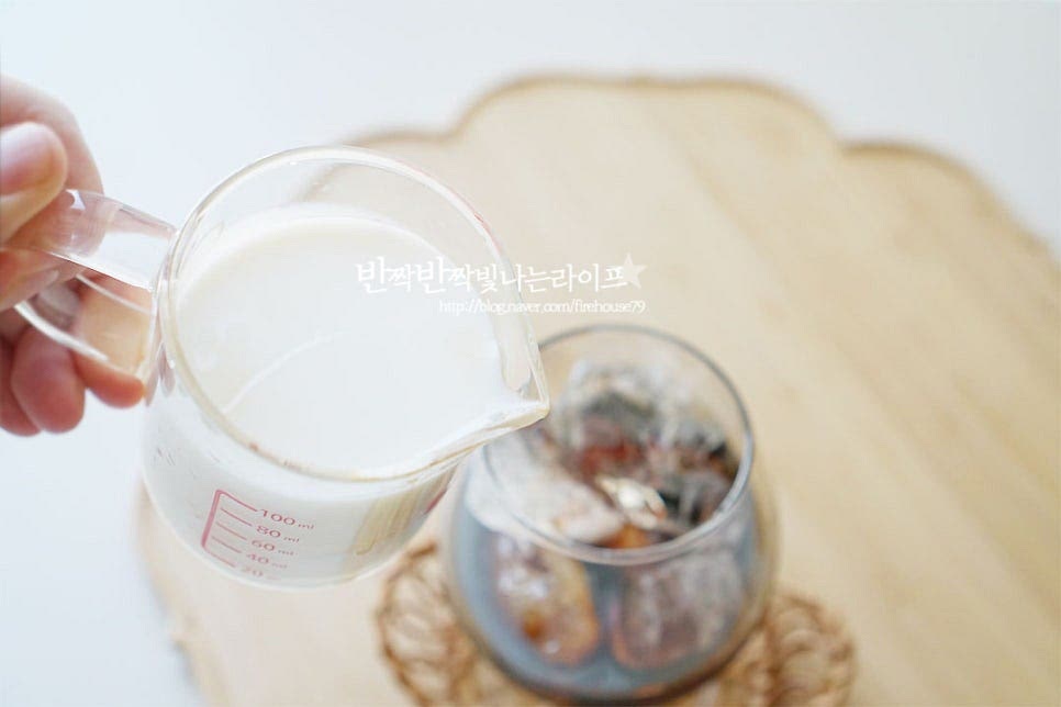 우유 120ml 정도 부어줍니다. 우유 대신 보드카를 넣어도 좋아요. 자연스럽게 층이 분리되어 색감 곱게 완성입니다~ 만들기 정말 간단해서 양을 맞추어 부어주기만 하면 이대로 뚝딱이에요. 영상도 같이 담았어요. 커피향 가득 느껴지면서 달달하게 맛볼 수 있고 색감도 마치 커피와 같은 느낌이죠. 깔루아밀크 부드러운 한 잔의 홈술 집에서도 분위기 내며 즐겨보아요^^ 끄읕 !