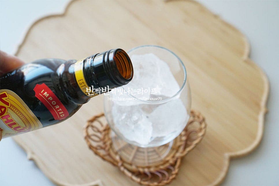 40ml 정도 부어줍니다. 앞서 말한 대로 기본 깔루아 밀크 비율에서 진하기를 조절해 주셔야 입맛에 맞게 더 맛있게 드실 수 있어요. 잔의 용량에 따라 양도 맞추어 넣어주시고요.