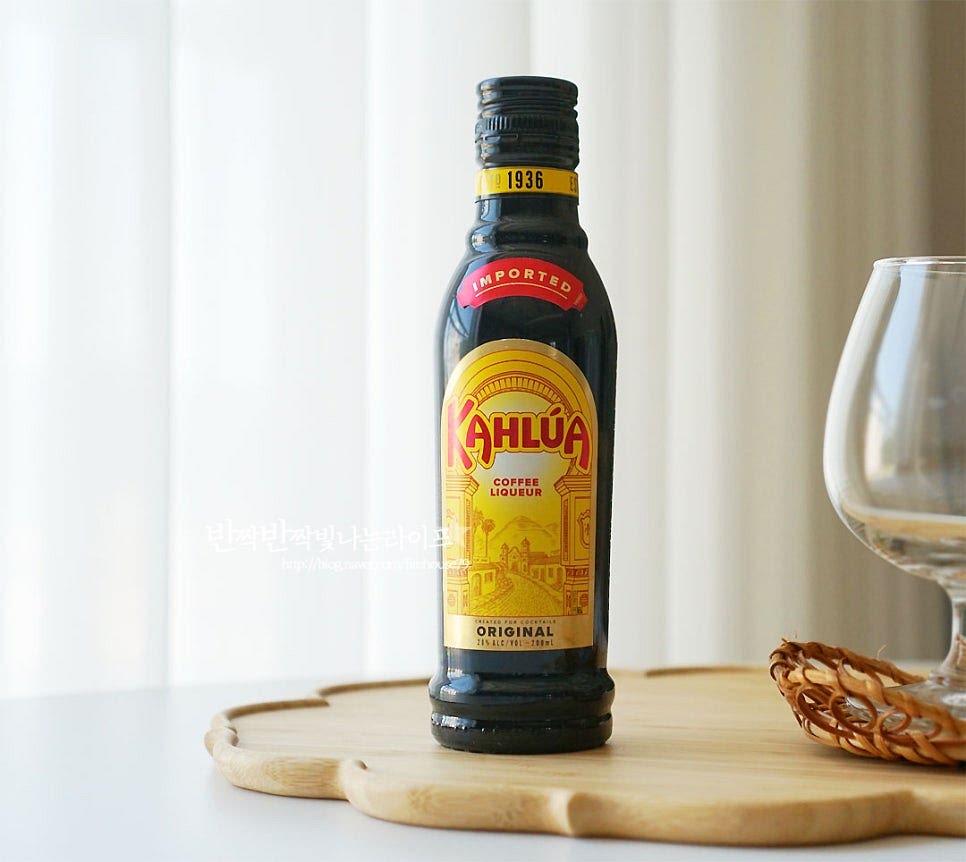 보통 우유나 보드카와 곁들여 마시곤 하는데 아무래도 우유를 넣어 마시면 보다 부드럽게 맛보실 수 있어요. 대중적으로 알고 있기도 하고 커피의 향긋한 달달함에 많이들 찾다 보니 마트 주류코너에 가면 쉽게 만나볼 수 있어요. 보통 40ml 정도 기준으로 우유를 3배 정도 부어주면 되는데요. 계량컵이 없을 땐 소주잔(대략 50ml)을 기준으로 맞추어 조절하여 주시면 되어요. 마치 진한 커피 엑키스같이 향긋하고 쌉싸래한 그 풍미가 그대로 담겨 있는데요. 알코올 20%라서 먹다 보면 취기가 올라오실 수 있어요. 먼저 유리잔에 얼음을 담아줍니다.