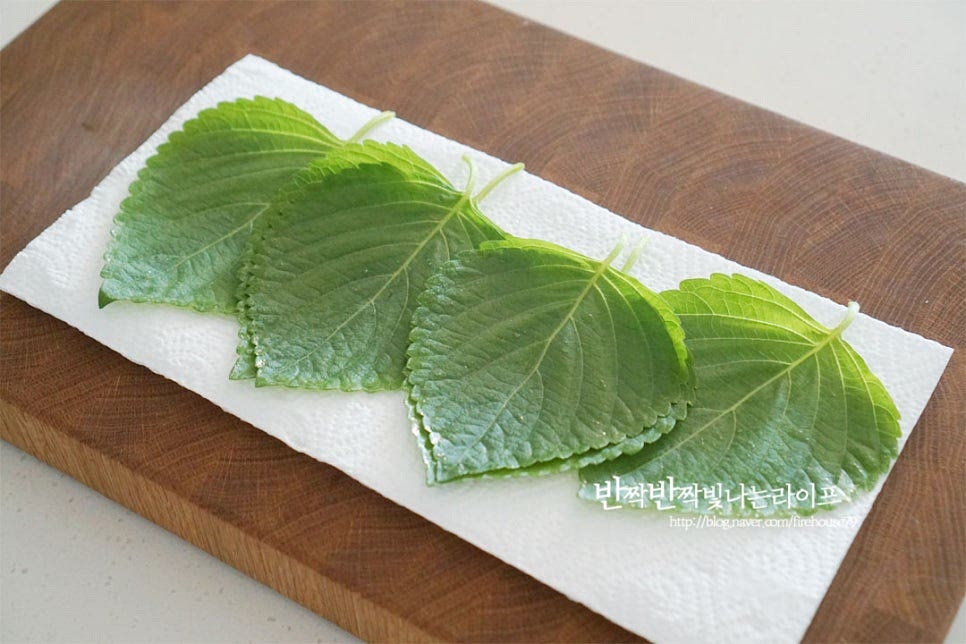 향긋하게 입맛을 돋우는 깻잎은 식초물에 세척한 뒤 물기를 제거해 줍니다. 너무 크지 않아 그대로 넣었는데 손바닥 크기 이상으로 크다면 반으로 잘라서 넣어주셔도 좋습니다. 치즈는 반으로 잘라서 햄의 크기와 맞추어 준비해요.