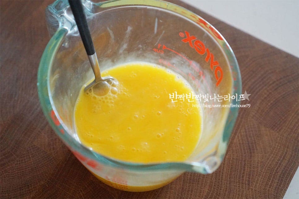 넉넉한 크기의 볼에 계란 3개를 깨뜨리고 소금 한 꼬집을 넣어줍니다. 부드러운 식감을 위해 하얀 알끈 덩어리는 제거한 뒤 곱게 풀어주세요. 달군 팬에 식용유 약간 두르고 6개의 지단이 나올 수 있도록 스팸의 크기에 맞추어 계란지단을 구워줍니다. 사각 팬을 활용하면 모양을 내기 편합니다.