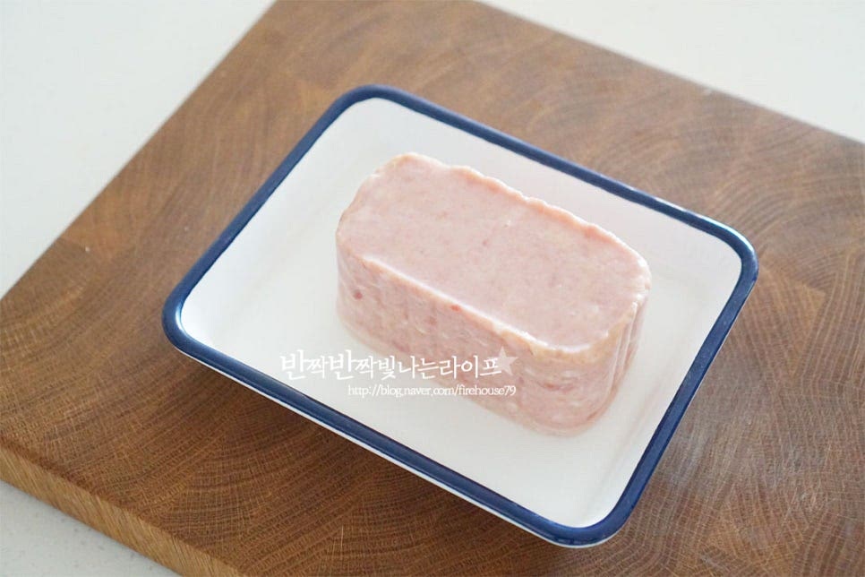 통조림햄인 스팸은 짭조름하여 그대로 구워 먹어도 밥반찬으로 맛있죠. 너무 짜지 않도록 짠맛이 덜한 것으로 준비하고 깔끔하게 맛을 내기 위해 끓는 물에 헹구어주었습니다. 적당하게 식감이 느껴지도록 6등분으로 편으로 썰어줍니다. 달군 팬에 스팸을 올린 뒤 앞뒤로 노릇하게 구워줍니다. 재료에 기름기가 있기 때문에 따로 기름을 두르지 않고 바삭하게 구웠습니다.