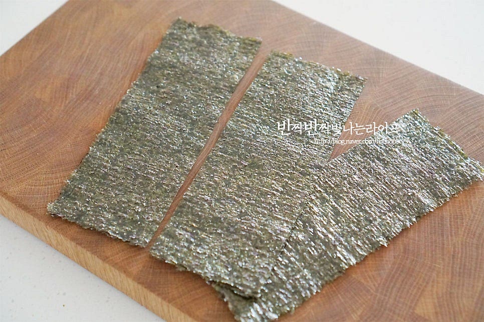 스팸의 사각 모양에 맞추어 김으로 감싸 말아줄 것이라 3등분으로 잘라 준비해 줍니다.