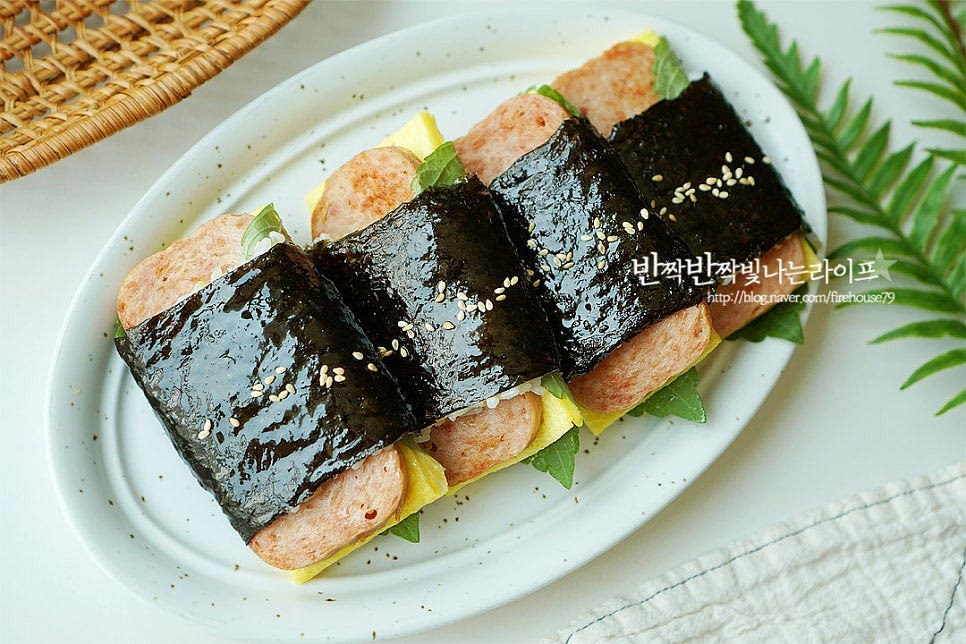 통깨를 약간 뿌려 담으면 스팸김밥 맛있게 완성입니다. 영상도 같이 담았어요. 길이에 따라 한입에 먹기좋은 두께로 잘라주면 속이 꽉 차서 짭조름하고 고소한 게 맛있어요. 짠맛은 줄이고 감칠맛을 올린 레시피로 사각 모양 그대로 말아서 간단해 아이들 도시락이나 한 끼 식사도 좋습니다. 재료를 준비하여 모양내어 만들기까지 맛있게 요리해드세요. 끄읕 !